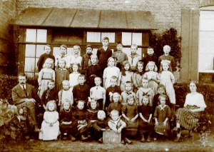 F553 Klassenfoto Chr. school Smidsstraat  (ca 1920) 3